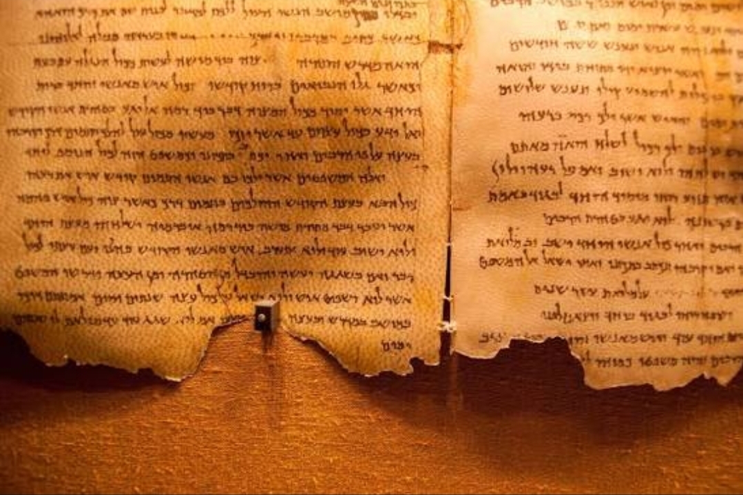THE WORLD BEHIND THE DEAD SEA SCROLLS